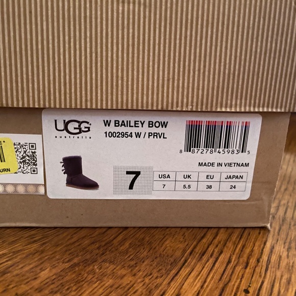 Ugg Bailey Bow II 7 Short Like New - Picture 5 of 5